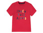 Rotes T-Shirt mit dem Schriftzug 'Adventure awaits'