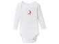 Weißer Baby-Body mit langen Ärmeln und einem Mond- und Stern-Motiv.