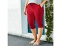 Rote Capri-Hose mit Kordelzug und silbernen Sandalen.