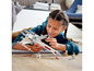 Ein Kind spielt mit einem Lego Star Wars X-Wing-Jäger und Minifiguren.