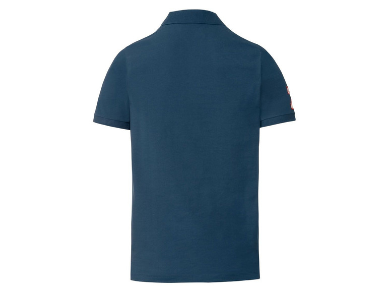 Ein dunkelblaues Poloshirt mit einem rot-weißen Logo am Ärmel.