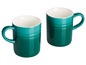 Zwei grüne Le Creuset Tassen.