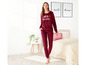 Frau in einem roten Pyjama mit 'Good Morning' Aufdruck