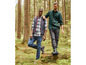 Zwei Männer im Wald in Jeans, Weste und Timberland-Stiefeln.