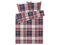 Ein rot-blaues Karomuster-Bettwäsche-Set mit passenden Kissenbezügen.