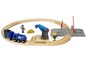 BRIO Holzeisenbahn mit Kran, Brücke und Figuren.