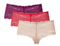 Drei Paar Damen-Slips aus Spitze in Rosa, Rot und Lila.