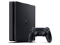Eine schwarze Sony PlayStation 4 Konsole mit Controller.
