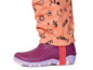 Lilafarbene Gummistiefel mit rosa Band und rosa Hose mit Print