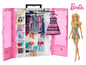 Barbie Puppe mit Kleidung und Accessoires in einem rosa Kleiderschrank.