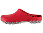 Rote Clogs mit grober Sohle und Baumlogo.