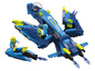 Ein blauer futuristischer Jet mit zwei kleinen Schiffen und zwei Minifiguren.
