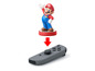 Eine Mario-Figur wird auf einen Nintendo Switch Joy-Con platziert.