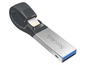 Ein silberner Sandisk USB-Stick mit Lightning-Anschluss.