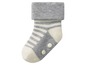 Gestreifte Babysocken mit rutschfesten Punkten.