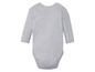 Ein grauer Baby-Strampler mit langen Ärmeln.