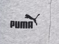 Ein graues Kleidungsstück mit einem schwarzen Puma-Logo.