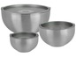 Ein Satz mit drei silbernen Schüsseln mit Deckeln.