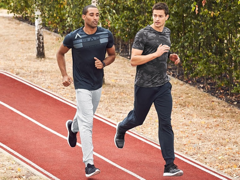 Zwei Männer laufen auf einer Laufbahn, einer trägt ein Urban Gym T-Shirt und der andere ein Tarn-T-Shirt.