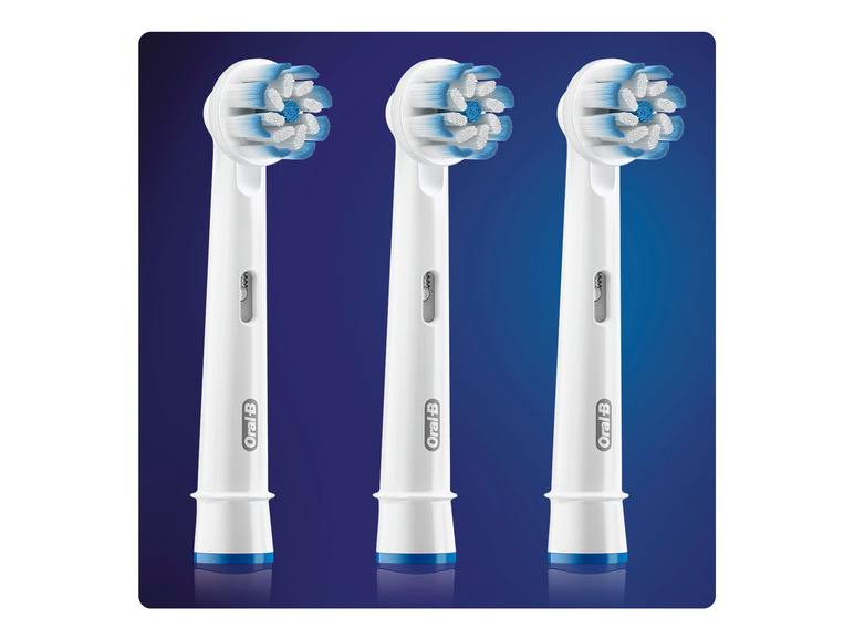 Drei Oral-B elektrische Zahnbürstenköpfe.