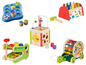 Holzspielzeug, darunter ein Activity Cube, ein Hammerspiel und ein Ziehspielzeug.