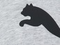 Ein grauer Pullover mit einem schwarzen Puma-Logo.
