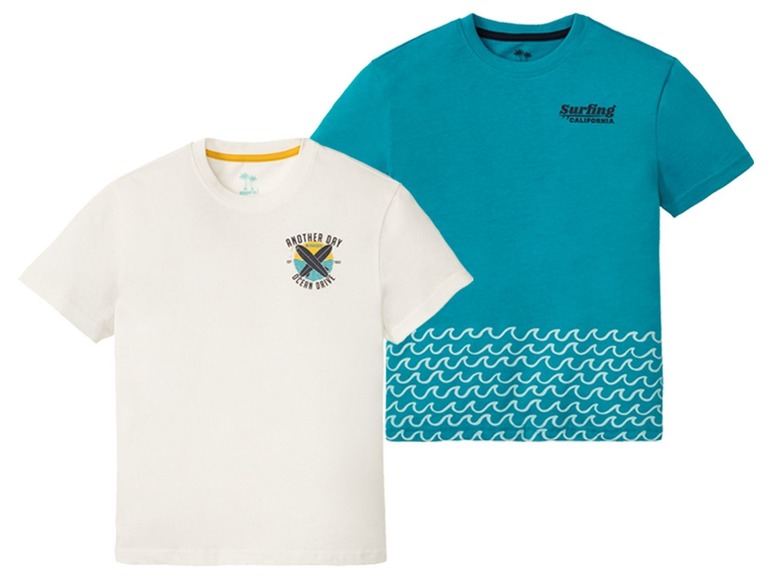 Zwei T-Shirts mit Surf-Motiv, eines weiß mit 'Another Day Ocean Drive' und eines türkis mit 'Surfing California'.