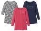 Drei Langarmshirts: eines mit Blumenmuster, eines pink mit 'Fabulous' und eines dunkelblau mit 'Think happy, stay happy'.