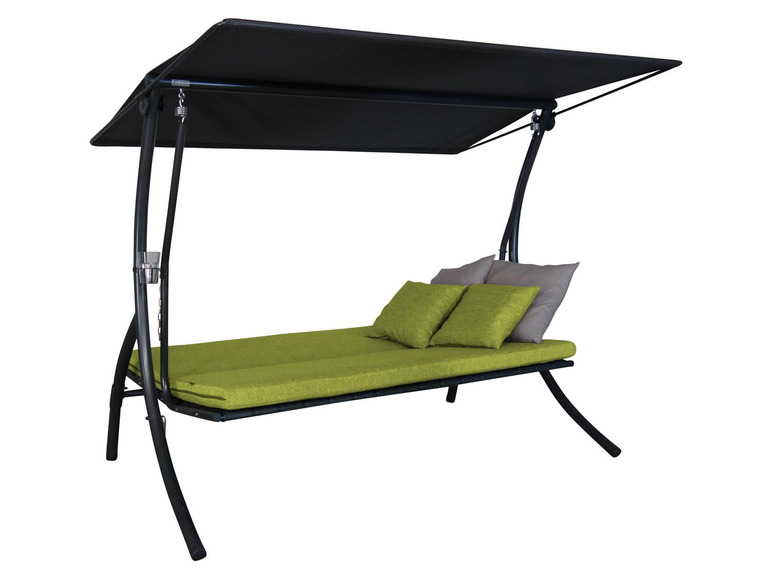 Eine schwarze Hängematte mit grünen Kissen und einem Sonnenschirm.