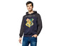 Ein Mann trägt einen blauen Hoodie mit dem Hogwarts-Logo.