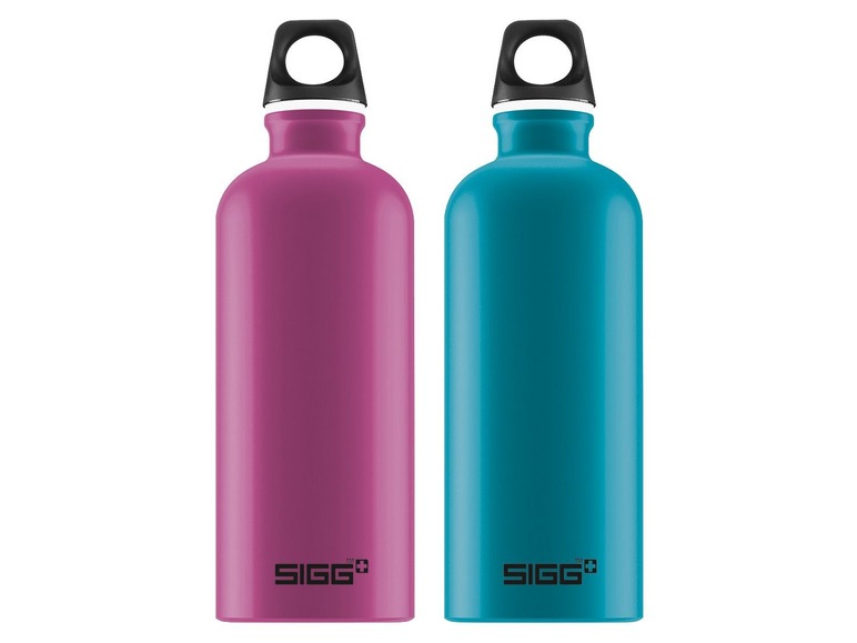 Zwei SIGG Trinkflaschen, eine rosa und eine blaue.