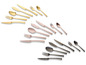 Bestecksets in Gold, Rosé und Schwarz mit Messern, Gabeln und Löffeln.