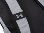 Eine graue Under Armour-Rucksack mit schwarzen Akzenten.