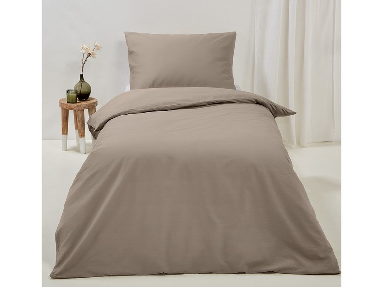 Beige Bettbezug mit passendem Kissenbezug.