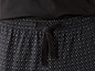 Schwarze Pyjamahose mit kleinem geometrischem Muster.