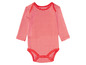 Ein rot-weiß gestreiftes Baby-Bodysuit mit langen Ärmeln.
