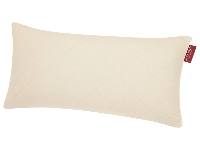 Ein beiges Kissen mit einem Rautenmuster der Marke SanNwald.