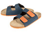 Blaue Sandalen mit orangenen Details.