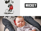 Ein Baby in einem Mickey Mouse Stuhl.