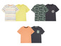 Ein Set mit sechs Baby-T-Shirts in verschiedenen Farben und Mustern, darunter Streifen, einfarbig und ein Hai-Muster.