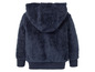 Ein dunkelblauer Fleece-Pullover mit Kapuze.