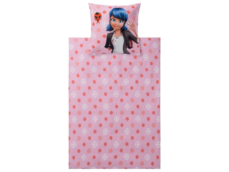 Ein rosafarbenes Bettbezug mit Punkten und einem Kissenbezug mit Miraculous Ladybug.
