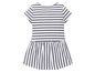 Weiß-blaues gestreiftes Mädchenkleid mit kurzen Ärmeln.