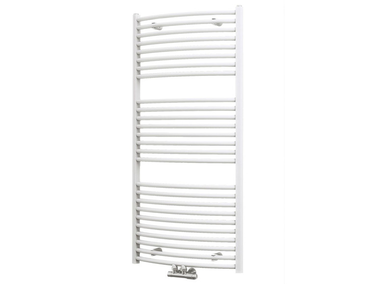 Ein weißer, gebogener Handtuchheizkörper für das Badezimmer.