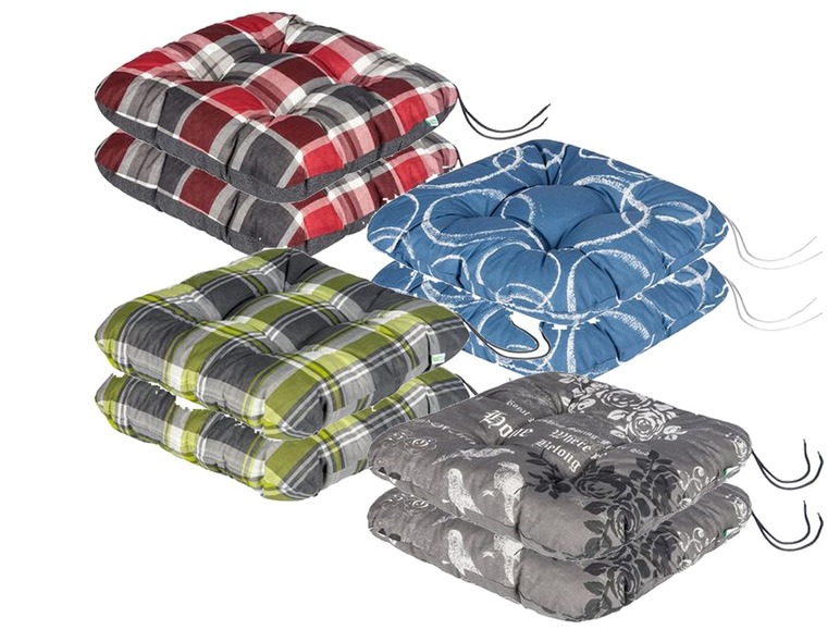 Vier Sätze Stuhlbezüge mit verschiedenen Mustern, darunter Karos, Blumen und Wirbel.