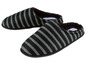 Ein Paar schwarze und grüne gestreifte Hausschuhe von Livergy.