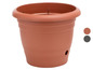 Ein terracottafarbener Plastiktopf mit Abzugsloch.