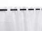 Weiße Vorhänge mit schwarzer Stange