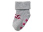 Graue Babysocken mit rosa Punkten.