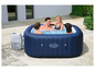 Ein aufblasbares Whirlpool von Lay-Z-Spa mit vier Personen darin.